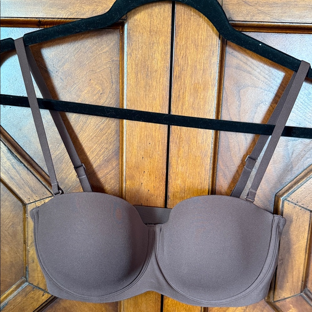 SKIMS FITS EVERYBODY LIGHTLY LINED STRAPLESS in Cocoa